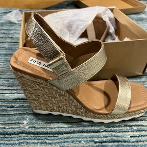 Steve Madden Arden gold leather wedge size 10